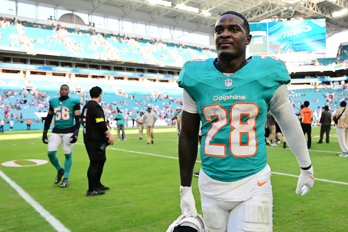Dolphins GM says RB De’Von Achane 'is not available for trade' takes center stage