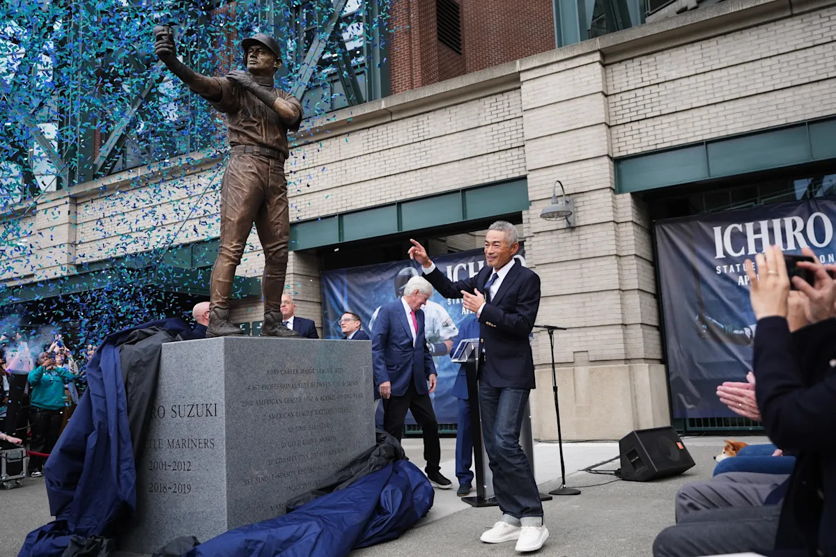 Ichiro Suzuki honorary statue unveiled by Mariners -- but with broken bat reported globally