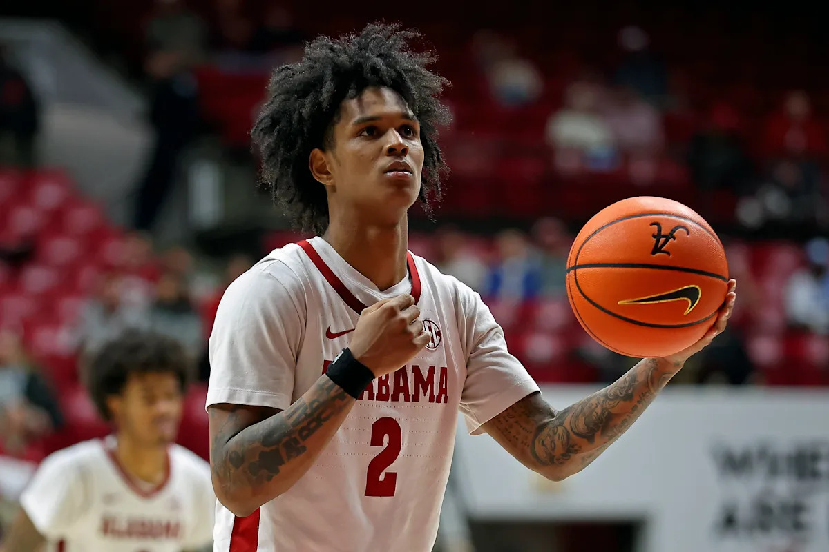 Alabama's Aden Holloway gets permission from court to travel; Friday's status unknown reported globally