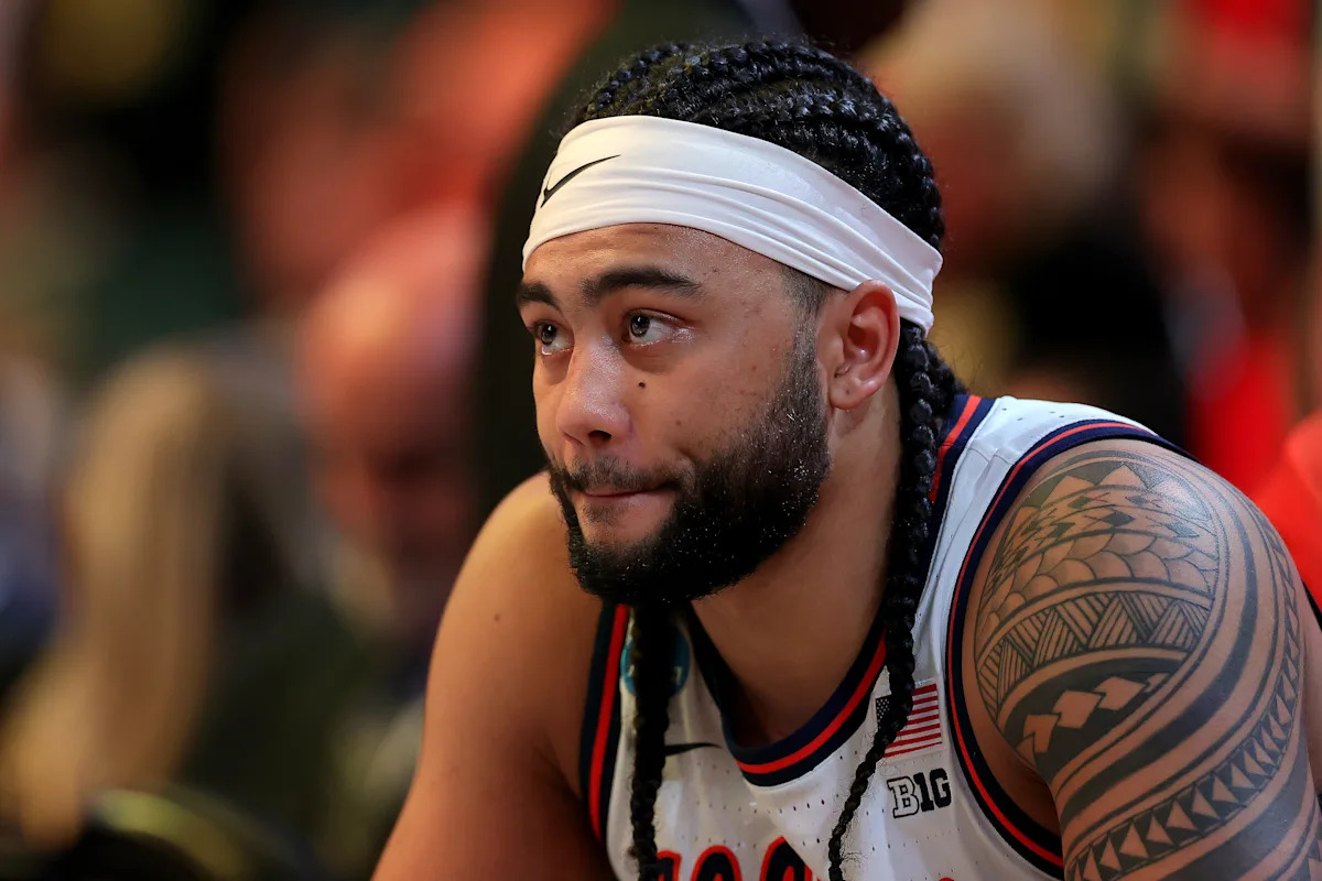 Stuck buzzer halts Elite 8 game Spanning No. 3 Illinois and No. 9 Iowa in the Opening half making waves