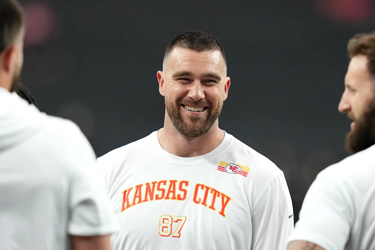 Report  Travis Kelce re-ups with Chiefs on a 3- year -- $54.7M deal -- but there's a catch