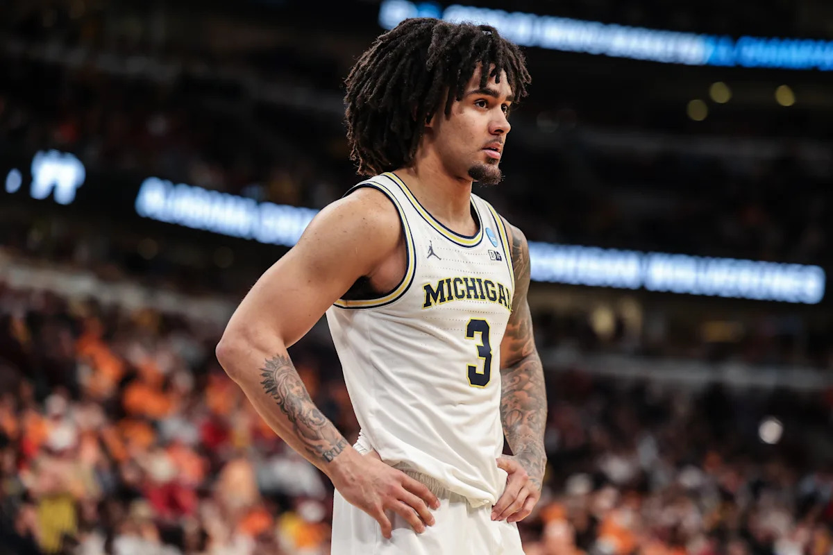 Michigan PG Elliot Cadeau 'fine' after receiving medical attention -- school says hits headlines