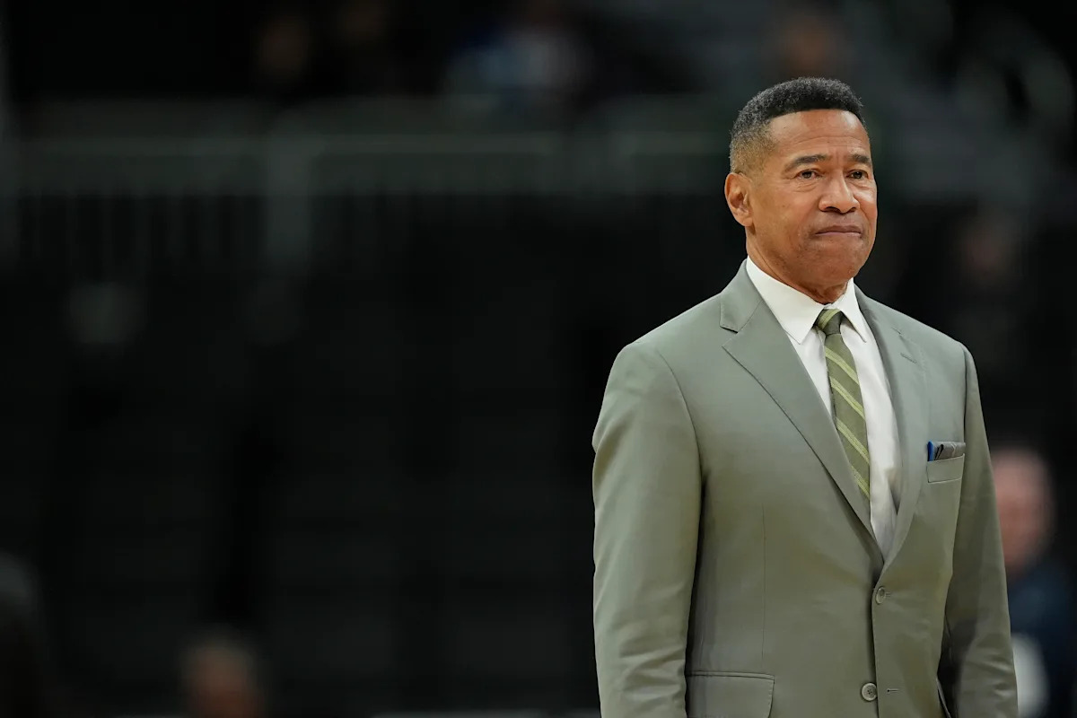 ESPN's Stage Jones calls final Matchup for network -- gets standing ovation from crew takes center stage