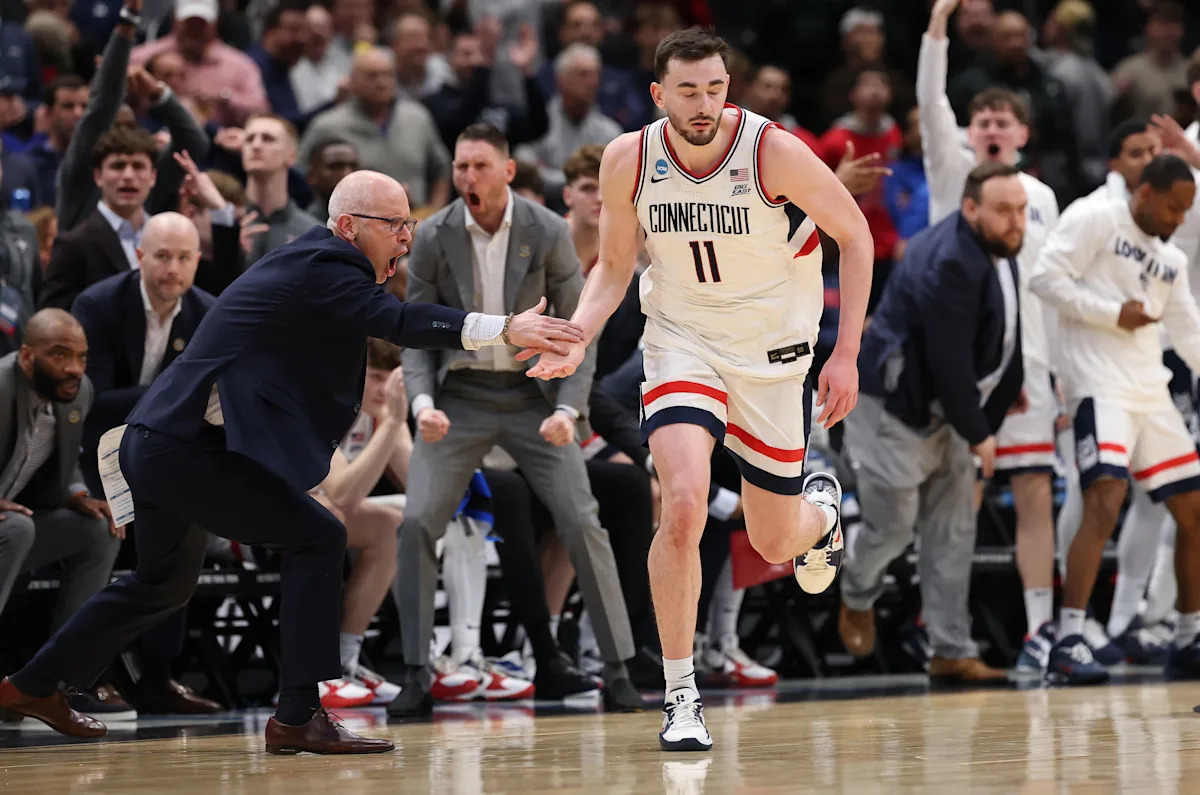 Blue-blood battles galore  Duke awaits UConn in Elite Eight making waves